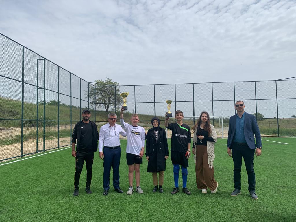 Gençlik Haftası etkinlikleri kapsamında okulumuz Büyükevren Aziz Yörük Ortaokulu ve Hasköy Ortaokulu arasında futbol maçı düzenlendi.🏆
<a href="/tcmeb/">Millî Eğitim Bakanlığı</a> <a href="/Edirne_MEM/">Edirne İl Millî Eğitim Müdürlüğü</a> <a href="/Dr_Onderarpaci/">Dr. Önder ARPACI</a> <a href="/EnezMem/">Enez İlçe MEM</a> @vedatuzun22