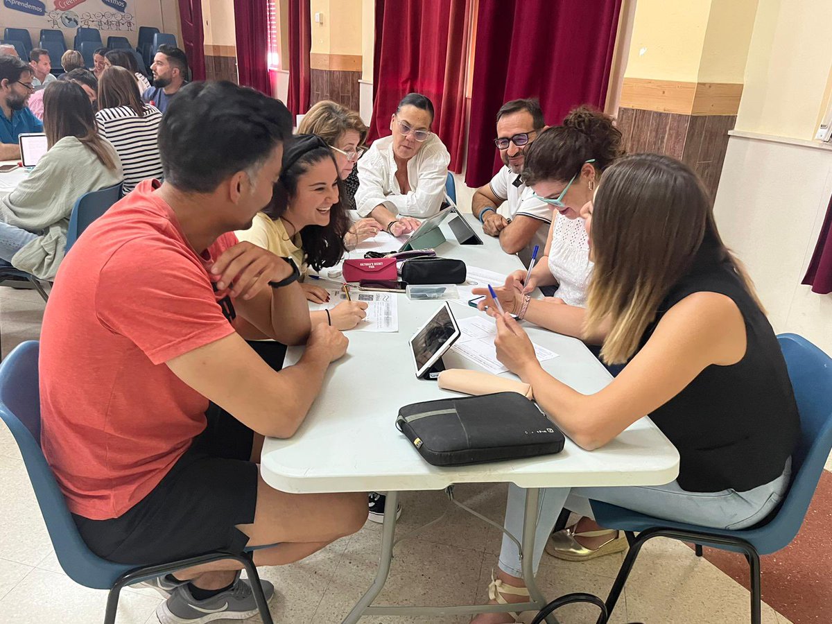 ciamariapuente's tweet photo. En la tarde de ayer el #claustro de @ciamariapuente compartimos la tercera sesión de #caracterpropio #gracias a @fmbenitez25 “Herederos de un Proyecto: crecer como persona participando de un proyecto común” #comprometiéndonoscrecemoscomopersonas  @cmariaeducacion  #signa https://t.co/JGoKzPjpgg