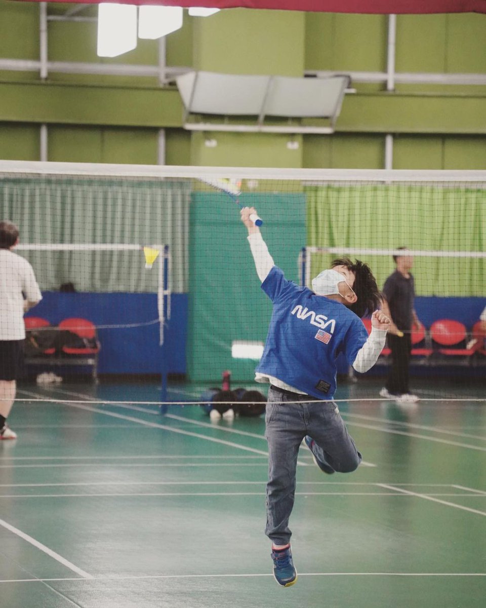 私の友達の息子はすごいです,まだ6歳なのにバドミントンがすごいです