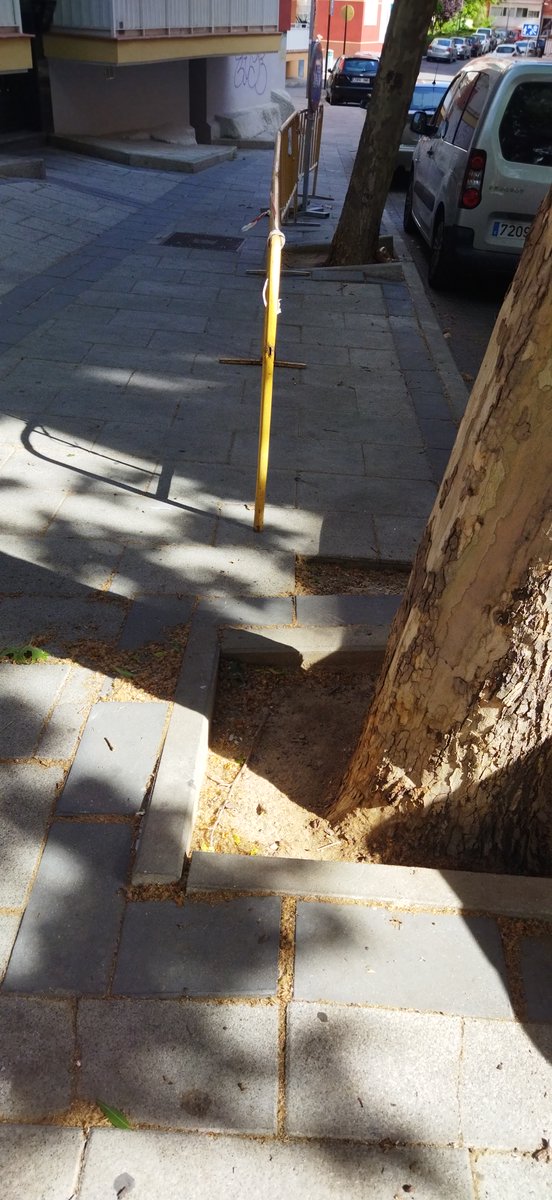 c_mantenimiento's tweet photo. Seguimos mejorando #Alcorcón escuchando a l@s vecin@s, de entre las muchas actuaciones q estamos llevando a cabo en el día de hoy, se encuentran: reparación de varios sumideros en el barrio de Parque Oeste, así como la reparación de aceras en las calles Torres Bellas y Carballino https://t.co/6BAu66YvVo