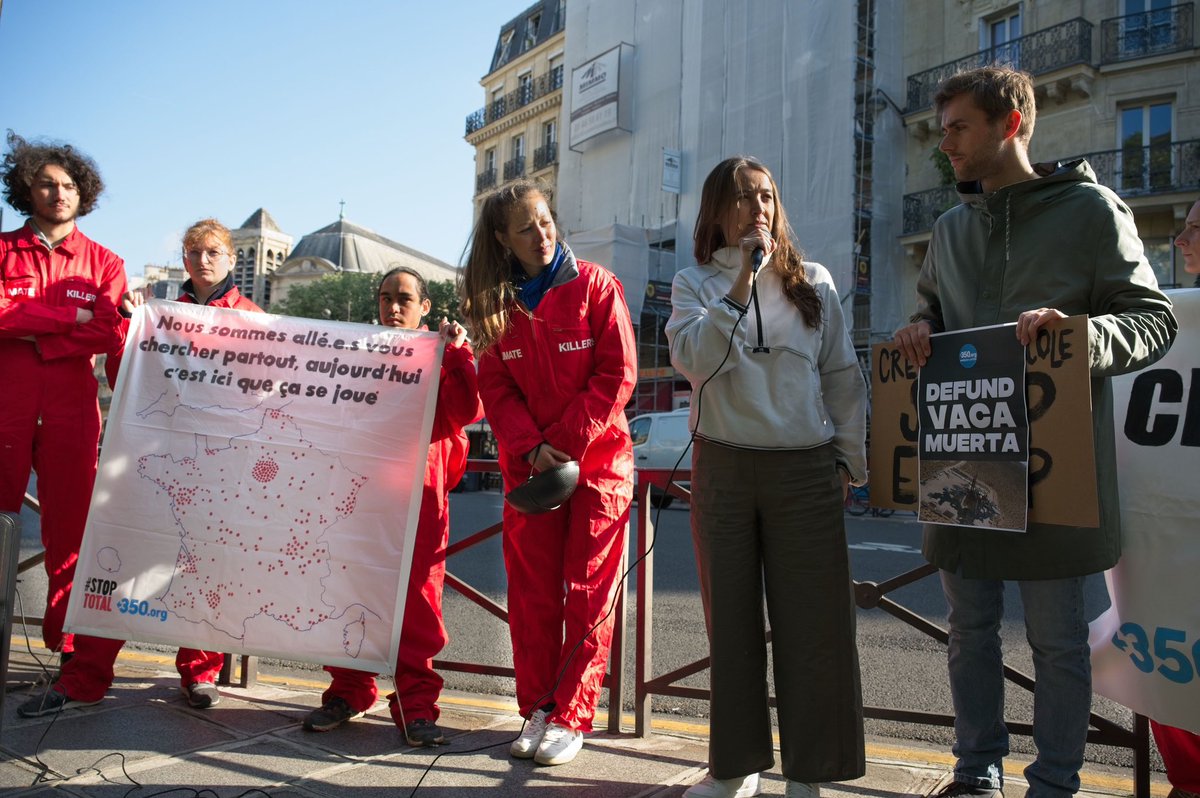 Le 17 mai 2023, lors de l’AG à la mutualité, Philippe Brassac, DG du Crédit Agricole, face aux activistes Camille Etienne et Hilda Nakabuye, avec @ReclaimFinance et @350France à propos des énergies et du projet controversé @TotalEnergies en Ouganda.  #stopeacop #stoptotal