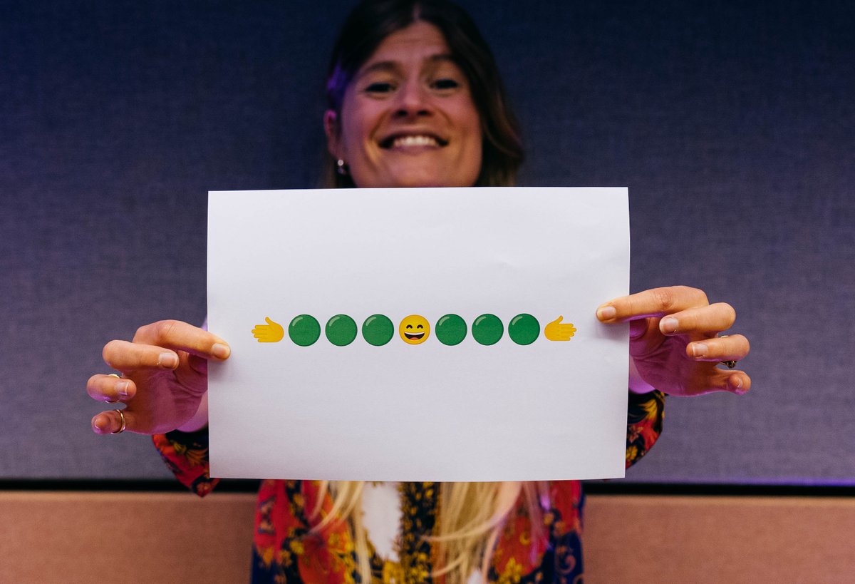 Om 16:00 bellen we met een heel speciaal iemand. Eva geeft je alvast een tip. Kan jij raden wie het is? Heb je een vraag voor hem? Drop het in de comments. 👇