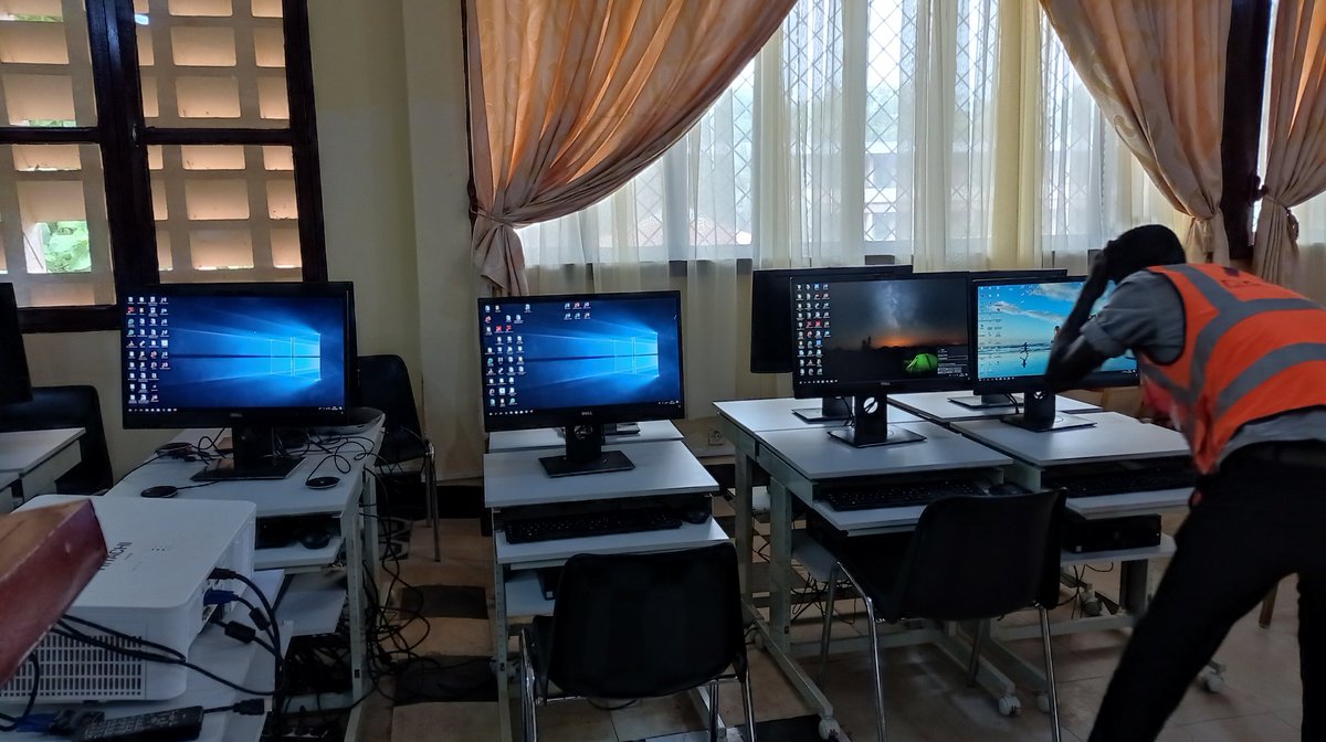 FranceBangui's tweet photo. La Bibliothèque numérique de l'ENAM de Bangui est un outil d'excellence pour la formation des étudiants et le rayonnement des chercheurs centrafricains.

🇫🇷🤝🇨🇫 https://t.co/KAgaV1BCTx