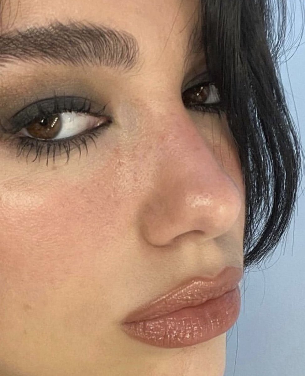 Lisa_Eldridge's tweet photo. Spiders leg Lashes, blush flush, faux freckles and a sorcery lip β¦ love playing with makeup and trying out looks with Dua π·οΈπ€π·οΈ
Repost @dualipa https://t.co/460e7YpxSb
#dualipa #makeup #spiderlashes #venetianred #freckles #smokeyeye #lashes #lisaeldridgemakeup https://t.co/LHWzgyW3Gt