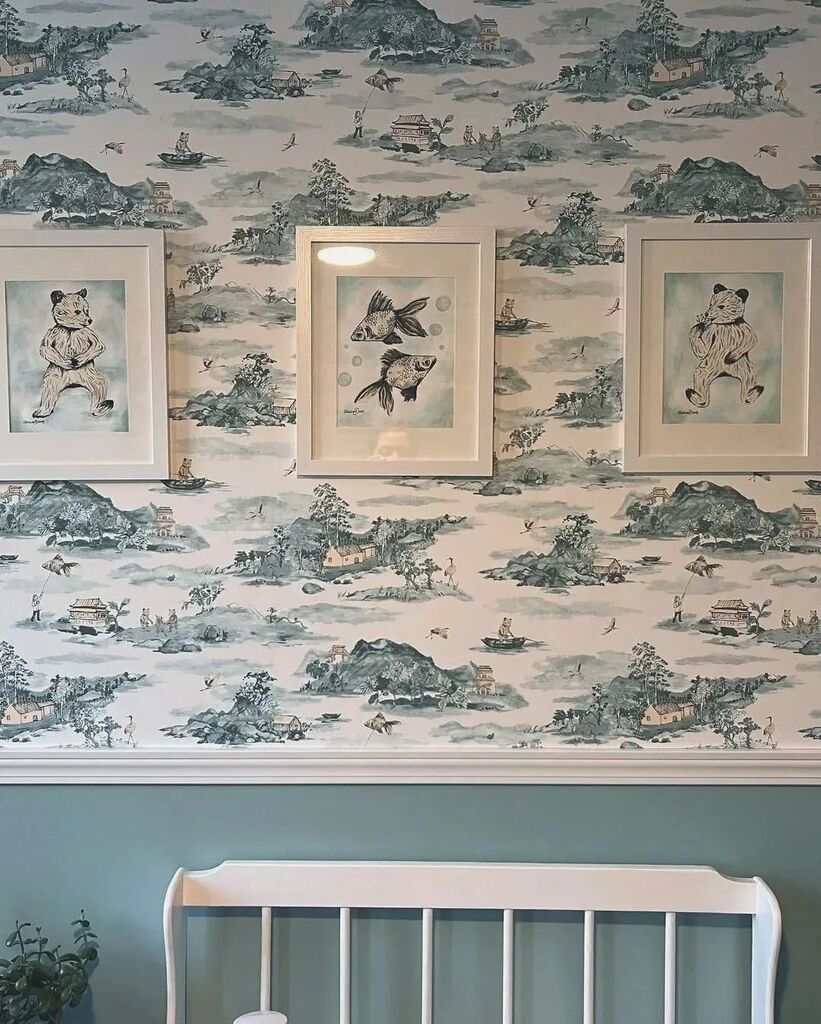 ThePatternColl's tweet image. What a beautiful nursery by @smeyering 🩵 Mountains Wallpaper in Blue Peach is a spectacular landscape of misty mountains and time-honored Chinese houses, home to bears looking for their next adventure.
.
Wallpaper: Classic Mountains, Blue Peach
Interiors: @smeyering
Custom …