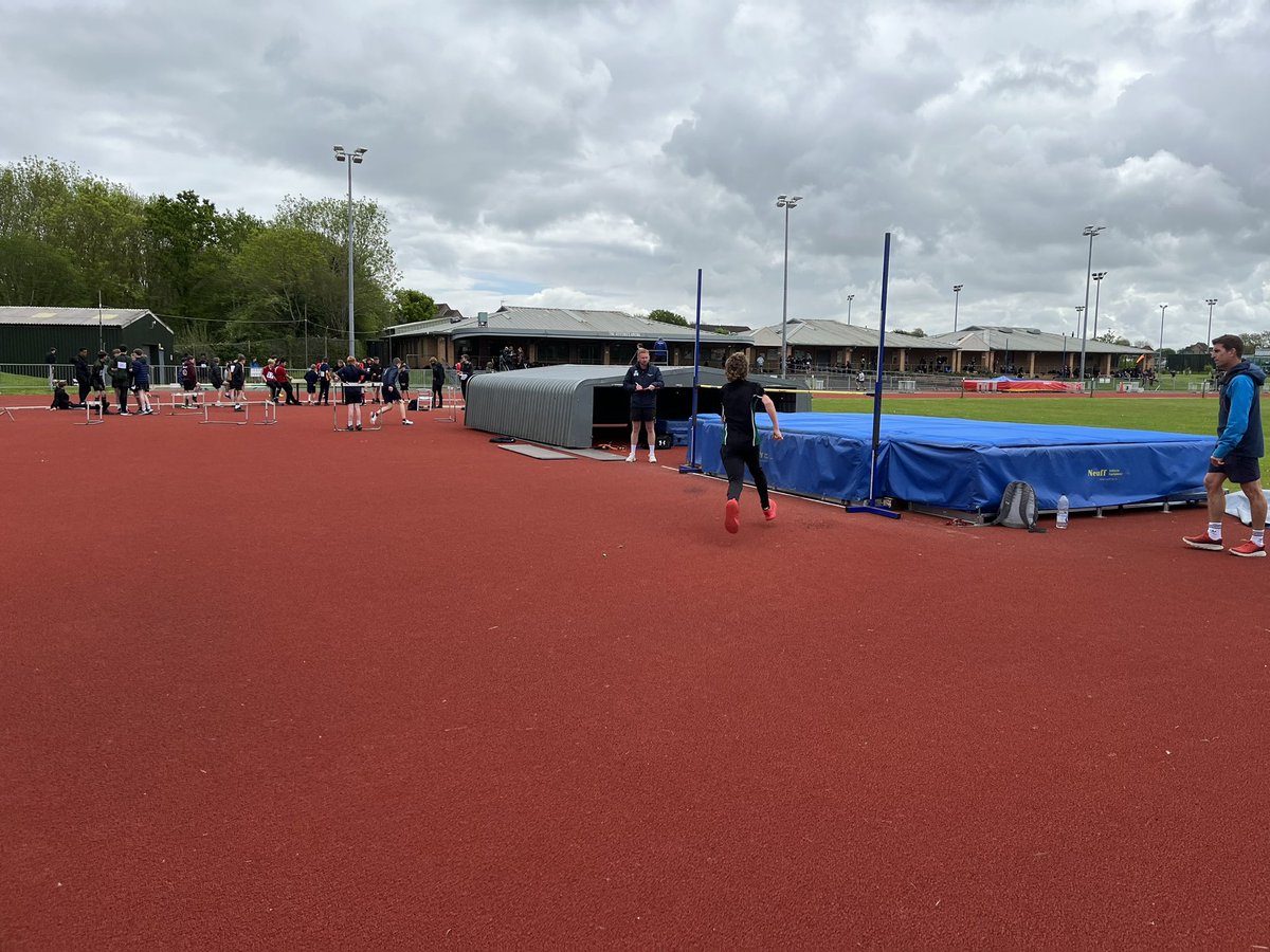 Congratulations to the Year 7 & 8 boys who finished a fantastic 3rd place in last weeks English Schools Athletics competition 🎉🎉 #hanhamkidscan @HanhamWoods @Cabotfederation