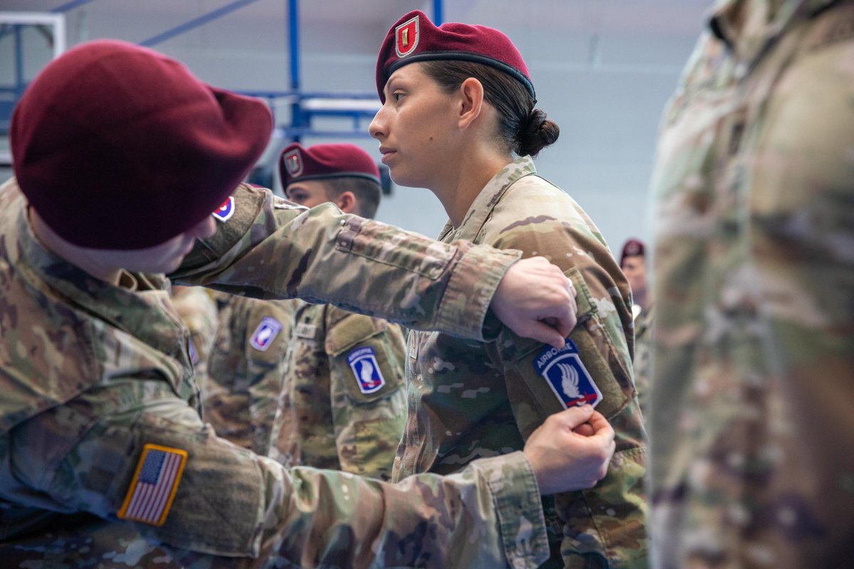 173rdAbnBde's tweet photo. New #SkySoldiers ๐ชโผ๏ธ
This morning Bayonet 6๏ธโฃ and 7๏ธโฃ and leaders across the #173rd greeted and patched the newest additions to our family.
Letโs hear a warm welcome for them ๐๐๐
#StrongerTogether #BeAllYouCanBe #BeASkySoldier #ThisIsMySquad #CultureofAwesomeness https://t.co/9WNN19gGuV