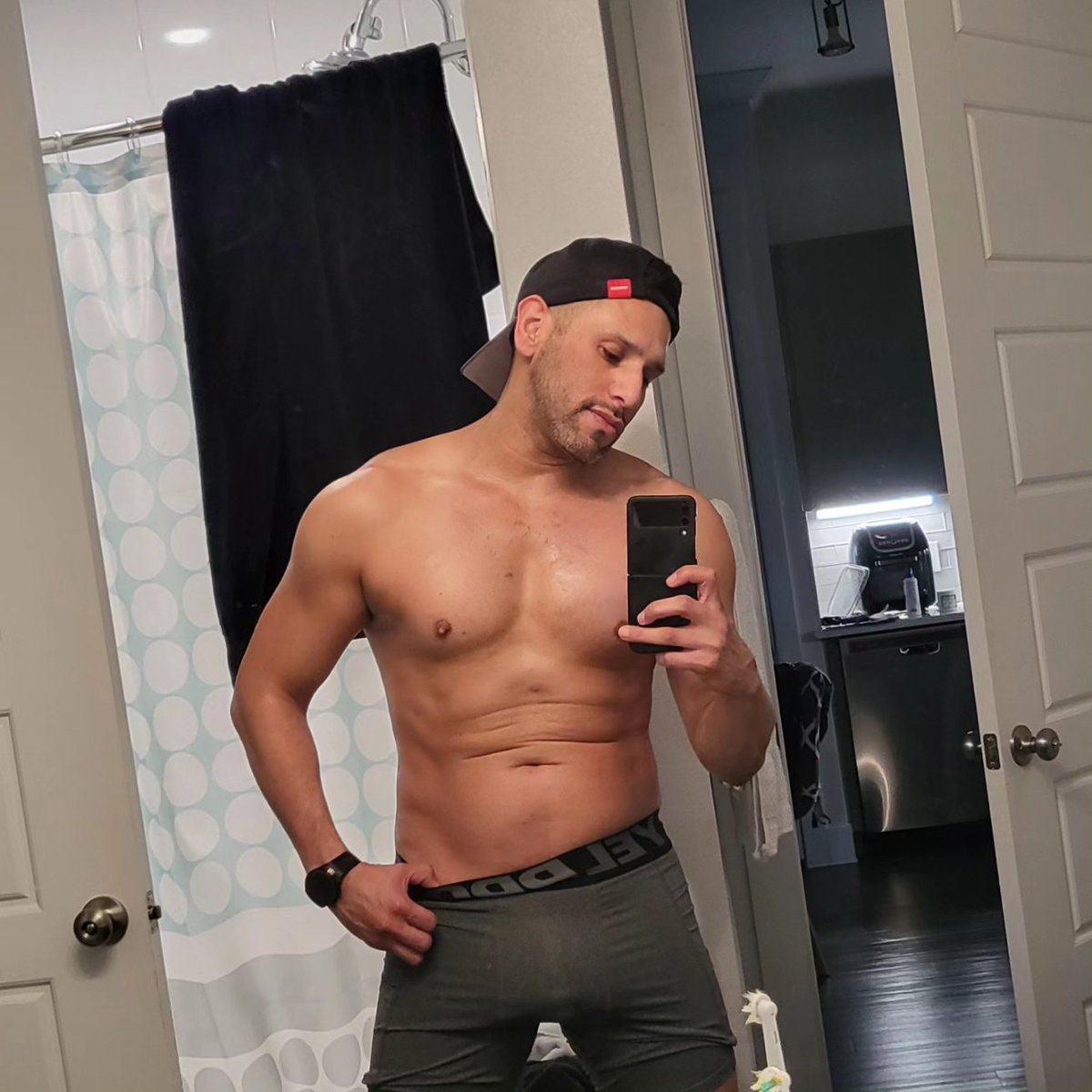 EFranco39's tweet photo. A little morning progress.  Gonna get this core together.  I hate core!! #dadbod #menover40 #fitness #birthdaymonth #almost42 #progress https://t.co/VduqSymO5p