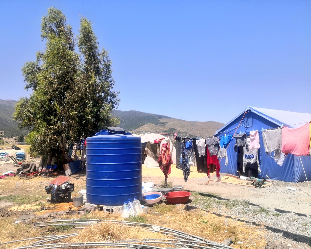 melikessahin's tweet image. Hatay&apos;da hava sıcaklığı bugün 36 dereceyi gördü, hissedilen daha fazla hele ki çadırlarda. Suya erişim hala sıkıntılı. Dolayısıyla hijyeni sağlamak mümkün değil. Sinek, haşere sorunu var. En çok bebekler zorlanıyor. Yaz ayları deprem bölgesinde zor geçecek.