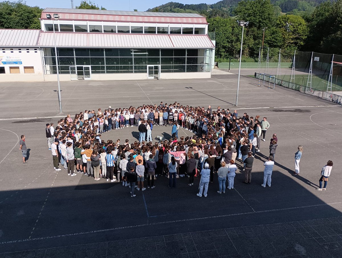 Gure ikasleari eta familiari babesa, maitasuna eta elkartasuna adierazi nahi diegu. Zuekin gaude. Edozertarako.

Emakumeen aurkako bortizkeriarik ez dugu onartzen. Emakumearen askatasuna eta bizitzaren aurkako biolentzia mota guztiak gaitzesten ditugu. ASKI DA. 
💜💜