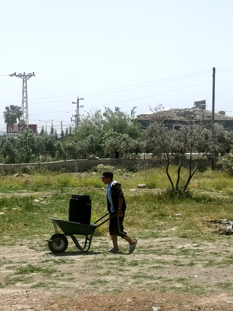 melikessahin's tweet image. Hatay&apos;da hava sıcaklığı bugün 36 dereceyi gördü, hissedilen daha fazla hele ki çadırlarda. Suya erişim hala sıkıntılı. Dolayısıyla hijyeni sağlamak mümkün değil. Sinek, haşere sorunu var. En çok bebekler zorlanıyor. Yaz ayları deprem bölgesinde zor geçecek.