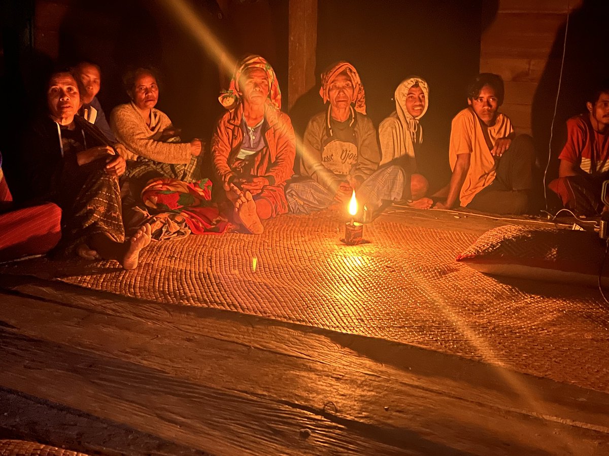 Desa tanpa listrik di negeri yang pejabatnya dapet subsidi mobil listrik ratusan juta rupiah per orang.