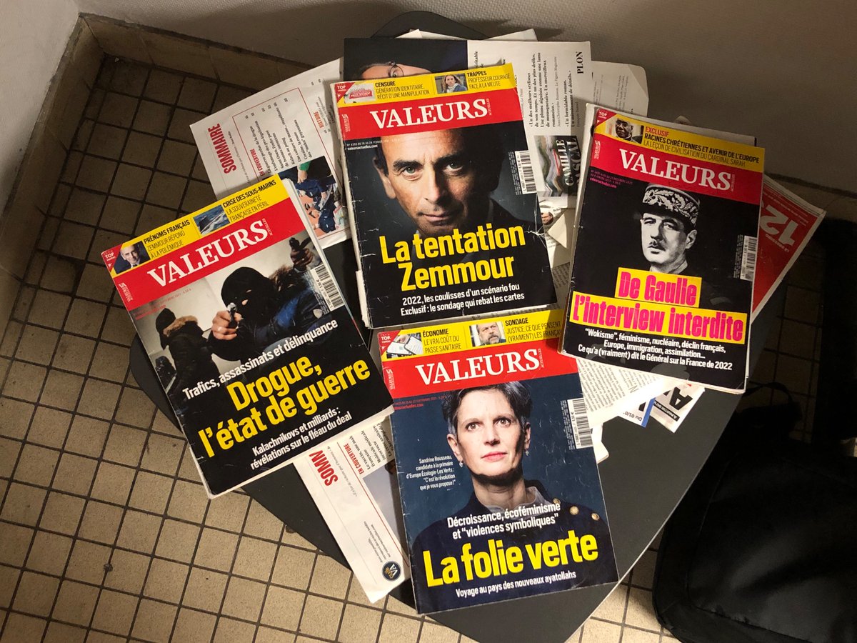 Belle diversité de magazines dans la salle d’attente du commissariat de #Roubaix. Bonne ambiance avant de porter plainte.