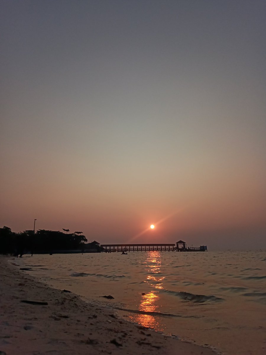 Siapa yg ke pantai, tp main main mulu, smpe lupa foto fotoin viewnya? Sya banh🤚🏻