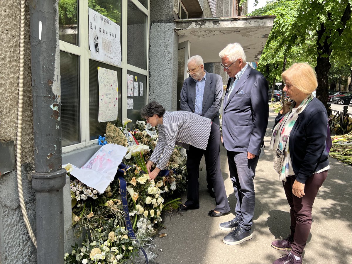 Belgrade. The @europanostra delegation laying flowers in memory of the victims of the Vladislav Ribnikar school massacre. A very, very emotional moment 🌿❤️⁦@SneskaEN⁩