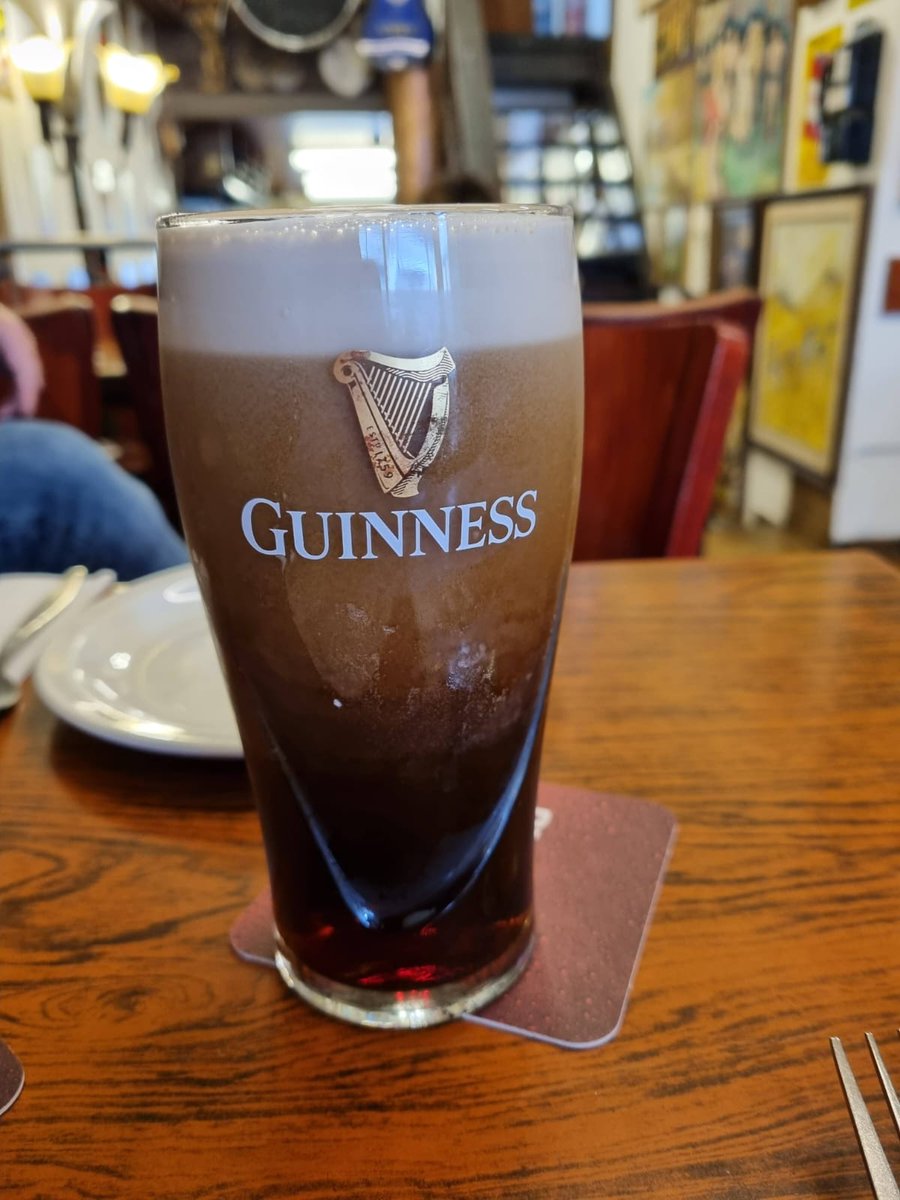 Gil_Artzyeli's tweet photo. Me gusta la cerveza irlandesa #guinness y cuando la sirven al principio el vaso está lleno de espuma q a los pocos instantes desaparece y surge lo importante, el líquido oscuro y delicioso.

Es lo que pasó ayer en la Comisión de Defensa de la Cámara y primero quiero enfocarme en el  contenido.   

Acudí invitado por la comisión para presentar un proyecto espacial-lunar israelí al que hemos invitado a Chile a ser parte. El proyecto tiene implicaciones educativas, científicas, académicas, de imagen país y mucho más. Por más de una hora presenté el proyecto y contesté muchas preguntas importantes de los diputados, y en ese sentido la mision fue cumplida al 100%. 

Y la espuma que? 

Cuando llegué al congreso vi un grupo de jóvenes con cafías y alguien me explicó que son diputados y diputadas, eso me tranquilizó porque sabía que se portarían bien, y así fue, o casi. 
Durante la sesión intentaron desviar el tema hacia cosas que no pertenecían al orden del día, pero el presidente de la comisión @Panchoundurraga fue decisivo y no lo permitió y lo agradezco. Agradezco también a la diputada @carmen_hertz por su invitación y preocupación durante la sesión. 

Muchos chilenos, pero muchos, me han mandado mensajes de solidaridad y apoyo y estoy muy  agradecido con ellos tmbn. 

Al igual que con la espuma de la cerveza, que desaparece rápido, la actitud de unos pocos no puede hacernos perder de vista lo importante. En este caso, las relaciones de 🇨🇱 e 🇮🇱 seguirán estrechándose por el bien de ambos pueblos. Estoy mas comprometido que nunca en ello