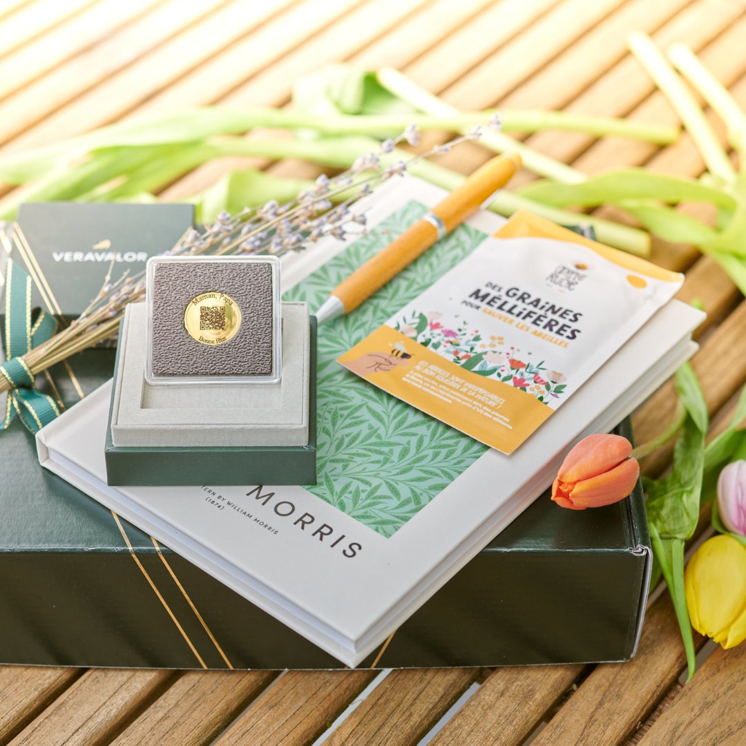 VeraValorMint's tweet photo. La Vera Memento se trouve dans une box spéciale fêtes des mères/pères, composée de : 
➡️ Un sachet de graines mellifères de notre partenaire #AdopteUneRuche auprès duquel nous sommes engagés
➡️ Un carnet où griffonner pensées, idées et moments de vie
➡️ Un stylo en bois VeraValor https://t.co/SVOWv0qqZG