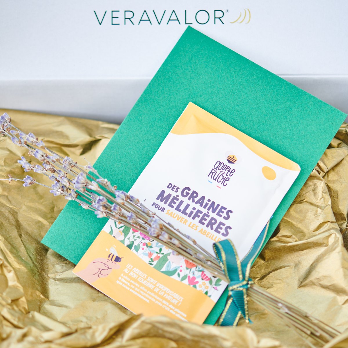 VeraValorMint's tweet photo. La Vera Memento se trouve dans une box spéciale fêtes des mères/pères, composée de : 
➡️ Un sachet de graines mellifères de notre partenaire #AdopteUneRuche auprès duquel nous sommes engagés
➡️ Un carnet où griffonner pensées, idées et moments de vie
➡️ Un stylo en bois VeraValor https://t.co/SVOWv0qqZG