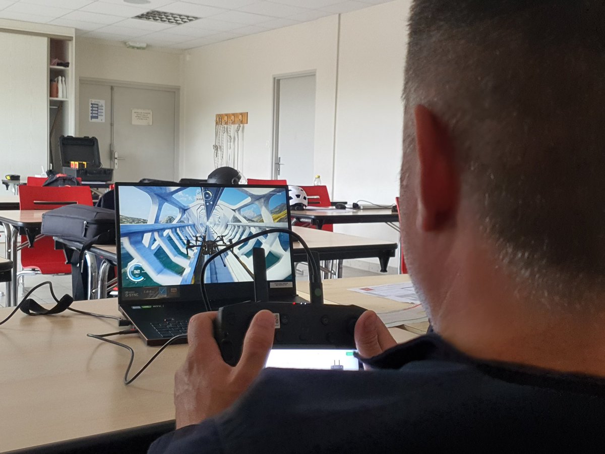 ATLAS_SDIS21's tweet photo. 3ème journée technique de l'année pour les télépilotes et OLAT de l'@ATLAS_SDIS21 !

🗺 La matinée a été consacrée à l'aéronautique (décrets et documents) et à la préparation de vols.

🕹 L'après-midi est dédié au pilotage : en intérieur, en extérieur et sur simulateur. https://t.co/tp0f1umK7O