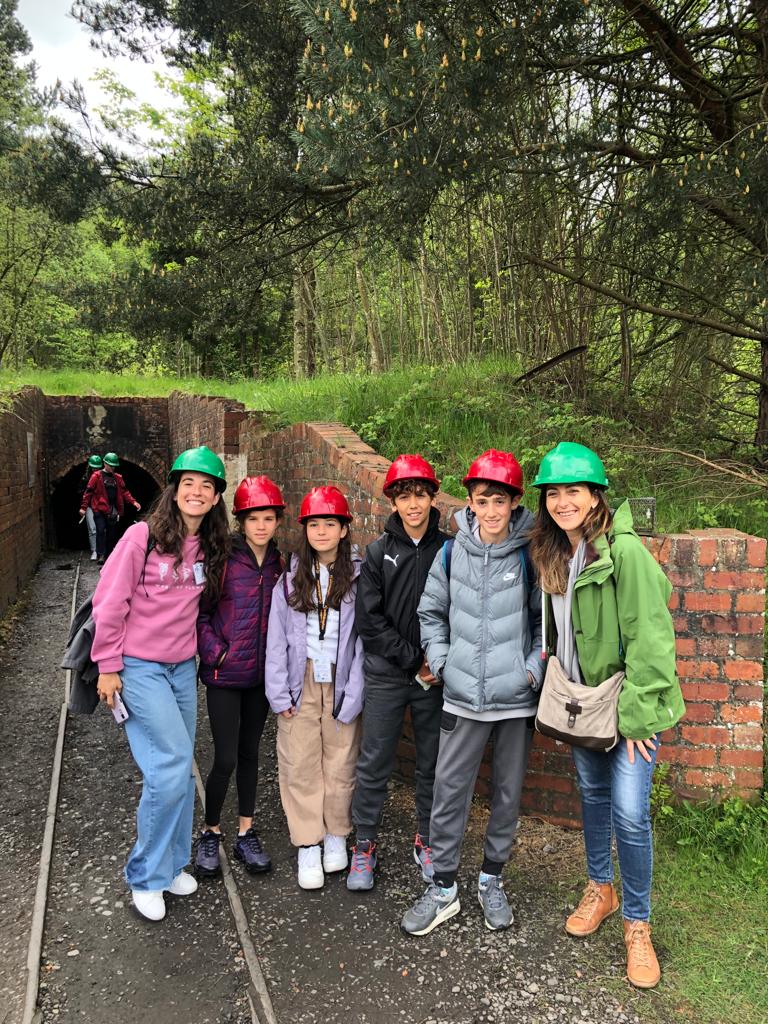 EscolaElsPins's tweet image. Primer dia a #BoltonPrimarySchool en aquesta darrere mobilitat del #ErasmusK229 amb l'alumnat de l'escola. Hem conegut a la resta de participants i el centre que ens acull. Hem fet activitats sobre sostenibilitat molt variades! @sepiegob @EUErasmusPlus @EplusCatEdu