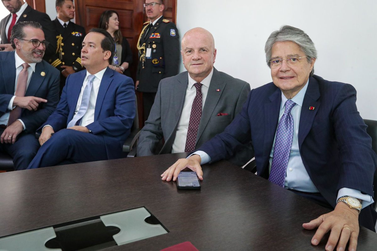LassoGuillermo's tweet photo. Estamos más unidos que nunca. El Vicepresidente @ABorreroVega, los ministros, todos seguimos trabajando para que el Ecuador recupere  su tranquilidad. El país no se detiene. Los servicios públicos atienden con normalidad. Las Fuerzas Armadas y la Policía Nacional continúan con su labor diaria para enfrentar a la delincuencia y al terrorismo. El sector privado tiene todas las garantías para desarrollar sus actividades y seguir contribuyendo al crecimiento y desarrollo del país.

#ElPuebloDecide
