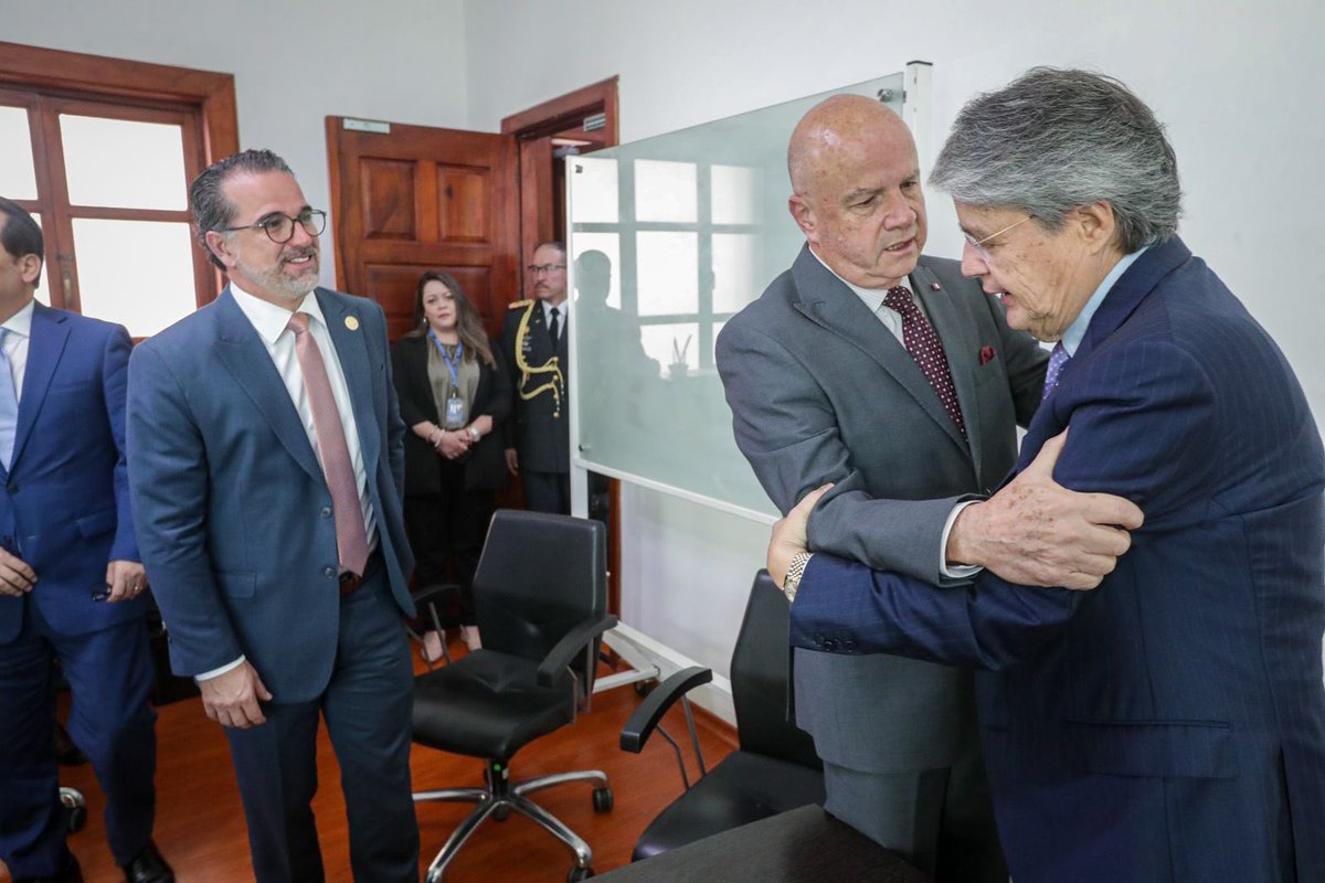 LassoGuillermo's tweet photo. Estamos más unidos que nunca. El Vicepresidente @ABorreroVega, los ministros, todos seguimos trabajando para que el Ecuador recupere  su tranquilidad. El país no se detiene. Los servicios públicos atienden con normalidad. Las Fuerzas Armadas y la Policía Nacional continúan con su labor diaria para enfrentar a la delincuencia y al terrorismo. El sector privado tiene todas las garantías para desarrollar sus actividades y seguir contribuyendo al crecimiento y desarrollo del país.

#ElPuebloDecide