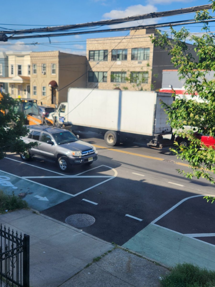 CazChillout's tweet photo. Oh look!  Parking in the bike lane to unload! How creative, and illegal! 

And why not make it worse by double parking an additional truck?

@nycdot @NYCMayorsOffice @nyc311 https://t.co/GxujDEMZY7