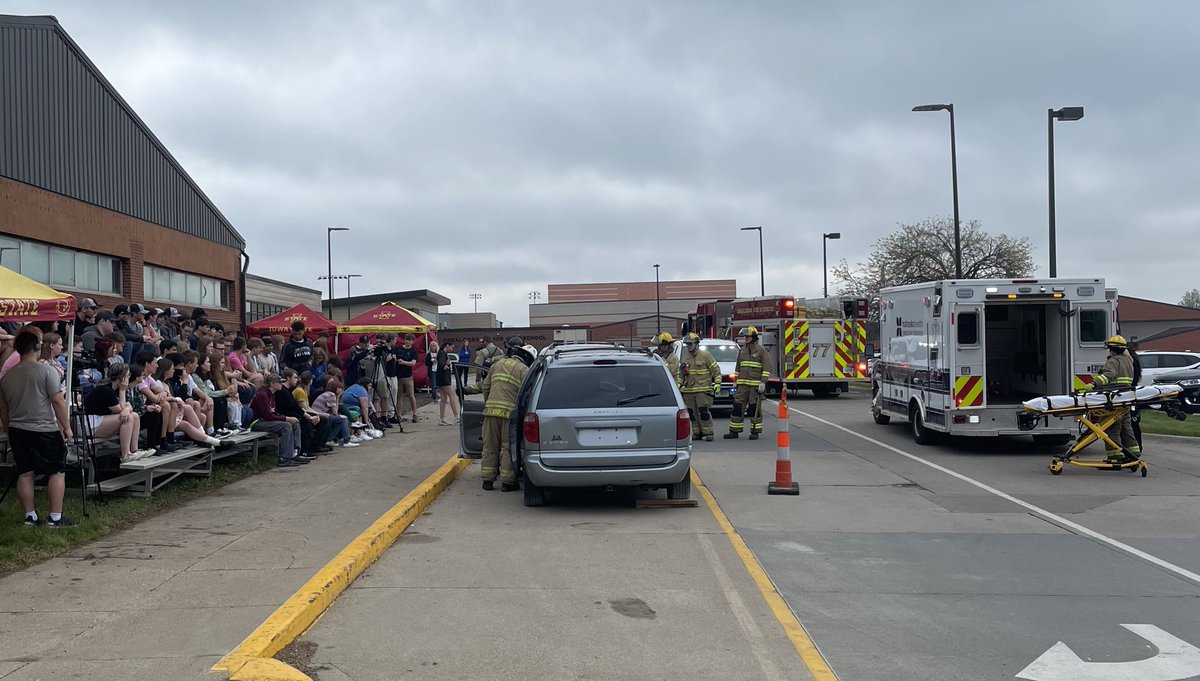 TrooperMarlow's tweet photo. Mock crash at Oskaloosa HS. One of the best that I’ve seen. @OskyActivities https://t.co/715IAnk8Ct