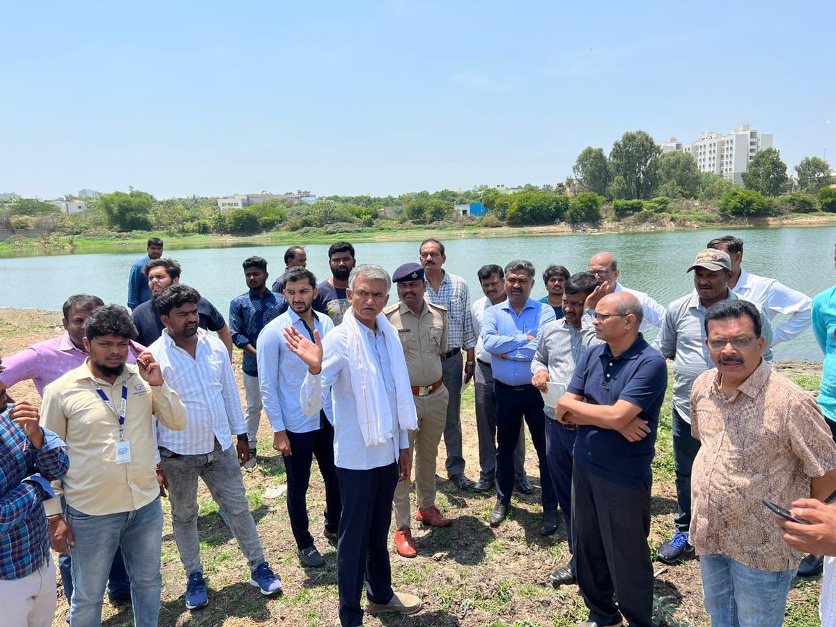krishnabgowda's tweet photo. Taking up survey of #Venkateshpura #Lake, protection work, tree plantation, walking track/bund creation and lake rejuvenation with funds of ₹2.5 cr. 
Visit along with survey officers, Lake dept officers, residents and scientists to identify the works to be taken up.

ವೆಂಕಟೇಶಪುರ ಕೆರೆಯ ಸರ್ವೆ, ಸಂರಕ್ಷಣೆ, ಗಿಡ ನೆಡುವ, ವಾಕಿಂಗ್ ಟ್ರ್ಯಾಕ್/ಬಂಡ್ ರಚನೆ ಮತ್ತು ಕೆರೆ ಪುನರುಜ್ಜೀವನ ಕೆಲಸ ₹ 2.5 ಕೋಟಿ ಅನುದಾನದಲ್ಲಿ ಕೈಗೆತ್ತಿಕೊಳ್ಳಲಾಗಿದೆ.

ಕೆರೆ, ಸರ್ವೆ ಇಲಾಖೆಯ ಅಧಿಕಾರಿಗಳು, ನಿವಾಸಿಗಳು ಮತ್ತು ವಿಜ್ಞಾನಿಗಳೊಂದಿಗೆ ಭೇಟಿ ನೀಡಿ ಕೈಗೊಳ್ಳಬೇಕಾದ ಕಾಮಗಾರಿಗಳನ್ನು ಸ್ಥಳದಲ್ಲಿ ಪರಿಶೀಲಿಸಿ ಸೂಚನೆ ನೀಡಿದ್ದೀನಿ.

#Byatarayanapura #TeamKBG