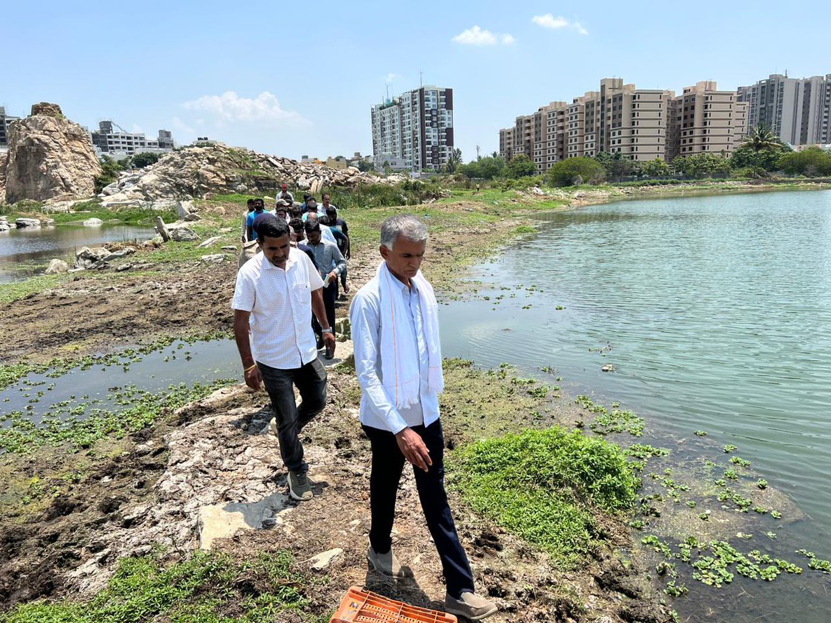 krishnabgowda's tweet photo. Taking up survey of #Venkateshpura #Lake, protection work, tree plantation, walking track/bund creation and lake rejuvenation with funds of ₹2.5 cr. 
Visit along with survey officers, Lake dept officers, residents and scientists to identify the works to be taken up.

ವೆಂಕಟೇಶಪುರ ಕೆರೆಯ ಸರ್ವೆ, ಸಂರಕ್ಷಣೆ, ಗಿಡ ನೆಡುವ, ವಾಕಿಂಗ್ ಟ್ರ್ಯಾಕ್/ಬಂಡ್ ರಚನೆ ಮತ್ತು ಕೆರೆ ಪುನರುಜ್ಜೀವನ ಕೆಲಸ ₹ 2.5 ಕೋಟಿ ಅನುದಾನದಲ್ಲಿ ಕೈಗೆತ್ತಿಕೊಳ್ಳಲಾಗಿದೆ.

ಕೆರೆ, ಸರ್ವೆ ಇಲಾಖೆಯ ಅಧಿಕಾರಿಗಳು, ನಿವಾಸಿಗಳು ಮತ್ತು ವಿಜ್ಞಾನಿಗಳೊಂದಿಗೆ ಭೇಟಿ ನೀಡಿ ಕೈಗೊಳ್ಳಬೇಕಾದ ಕಾಮಗಾರಿಗಳನ್ನು ಸ್ಥಳದಲ್ಲಿ ಪರಿಶೀಲಿಸಿ ಸೂಚನೆ ನೀಡಿದ್ದೀನಿ.

#Byatarayanapura #TeamKBG