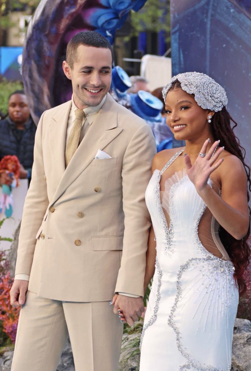 diorwaldorf's tweet photo. the other day ddg was hating on jonah through a burner account and now pics are being released with jonah and halle holding hands while he looks at her mesmerized. you really just have to laugh! https://t.co/u656E5kP0W