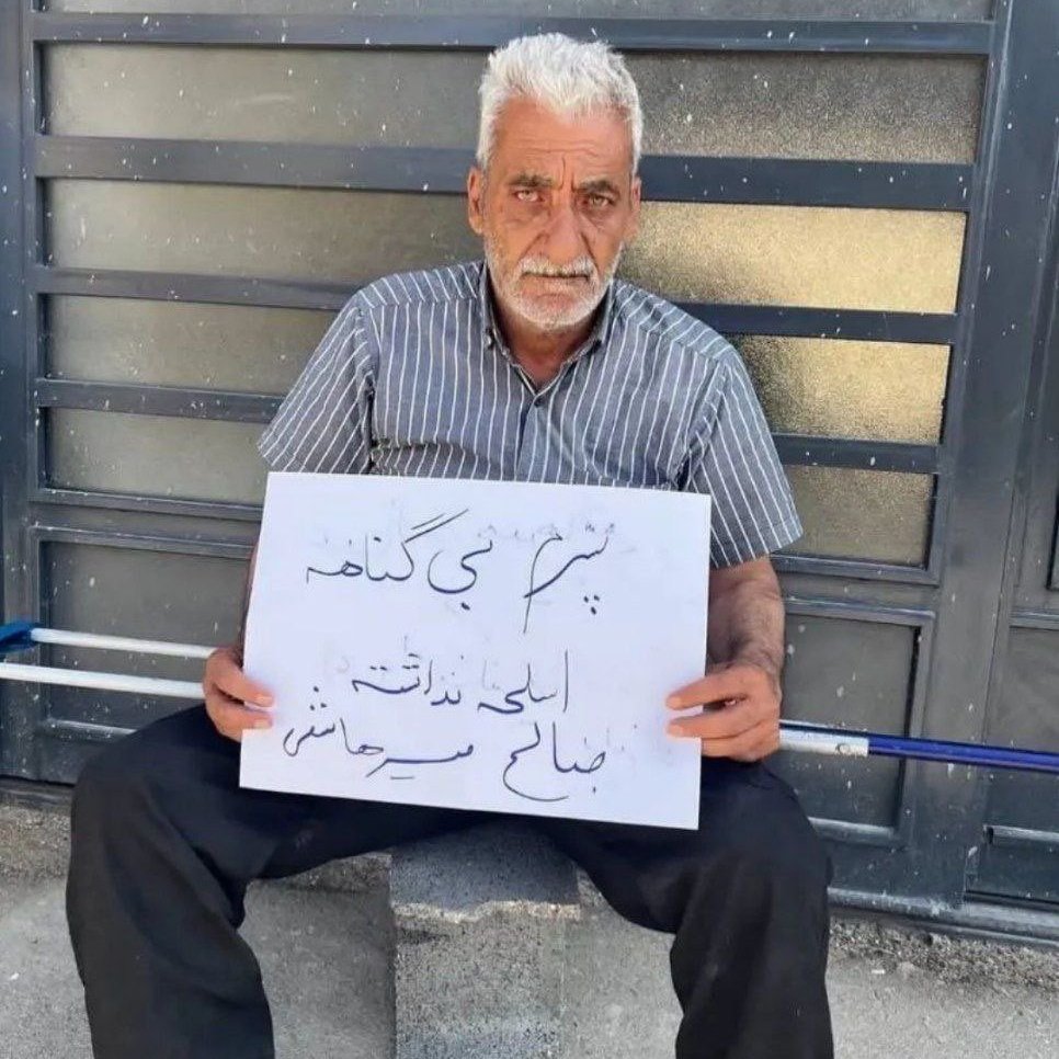 Mojtabapacino's tweet photo. "نذارید ما رو بُکشن" فقط یه جمله نیست.
یعنی ما محسن و مجیدرضا و مهدی و محمد حسینی‌ای هستیم که الان زنده‌ایم برامون یه‌کاری کنید...
#نذارید_ما_را_بکشند 
#مهسا_امینی https://t.co/uQ1ZFTqq8e