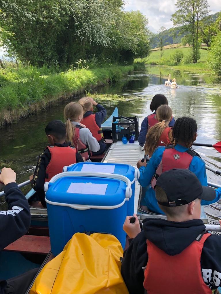 meridenprimary's tweet photo. Canoeing fun! #year6meriden #redridge https://t.co/MPzeUiNxgS