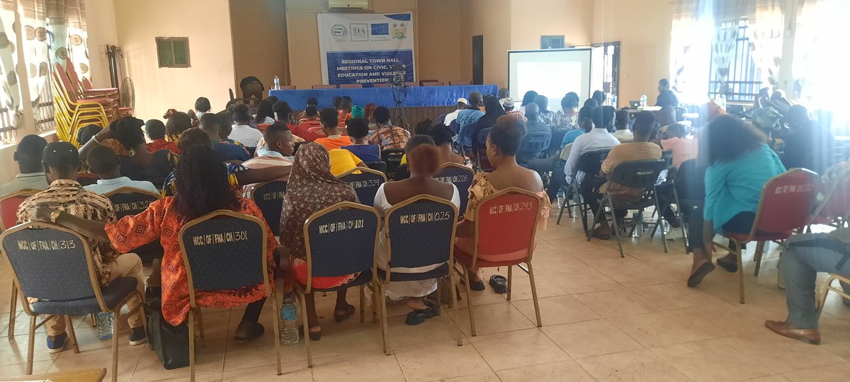 NCD is engaging First-Time voters, People with Disabilities and Women on Civic and Voter Education and Violence Prevention at the Makeni City Council Hall in the Bombali District. The occasion is sponsored by International IDEA with funds from the European Union (EU).