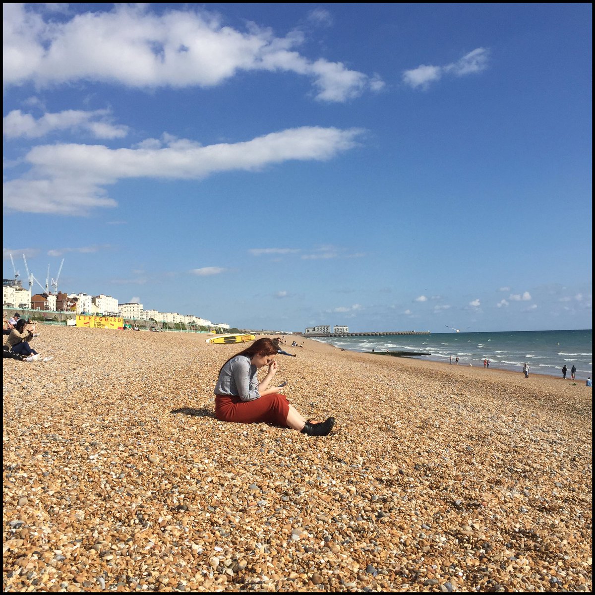 Cell.
.
.
.
Photo: @AvilaSimpson / 2018 #uk #brighton #beach #england🇬🇧 #cellphone #women #woman #maquigrafia #alvaroavilasimpson #beachlife #beachpeople #cellphonephotography #iphone #color #shotiniphone #shotoniphone #colorphotography #womanphotography