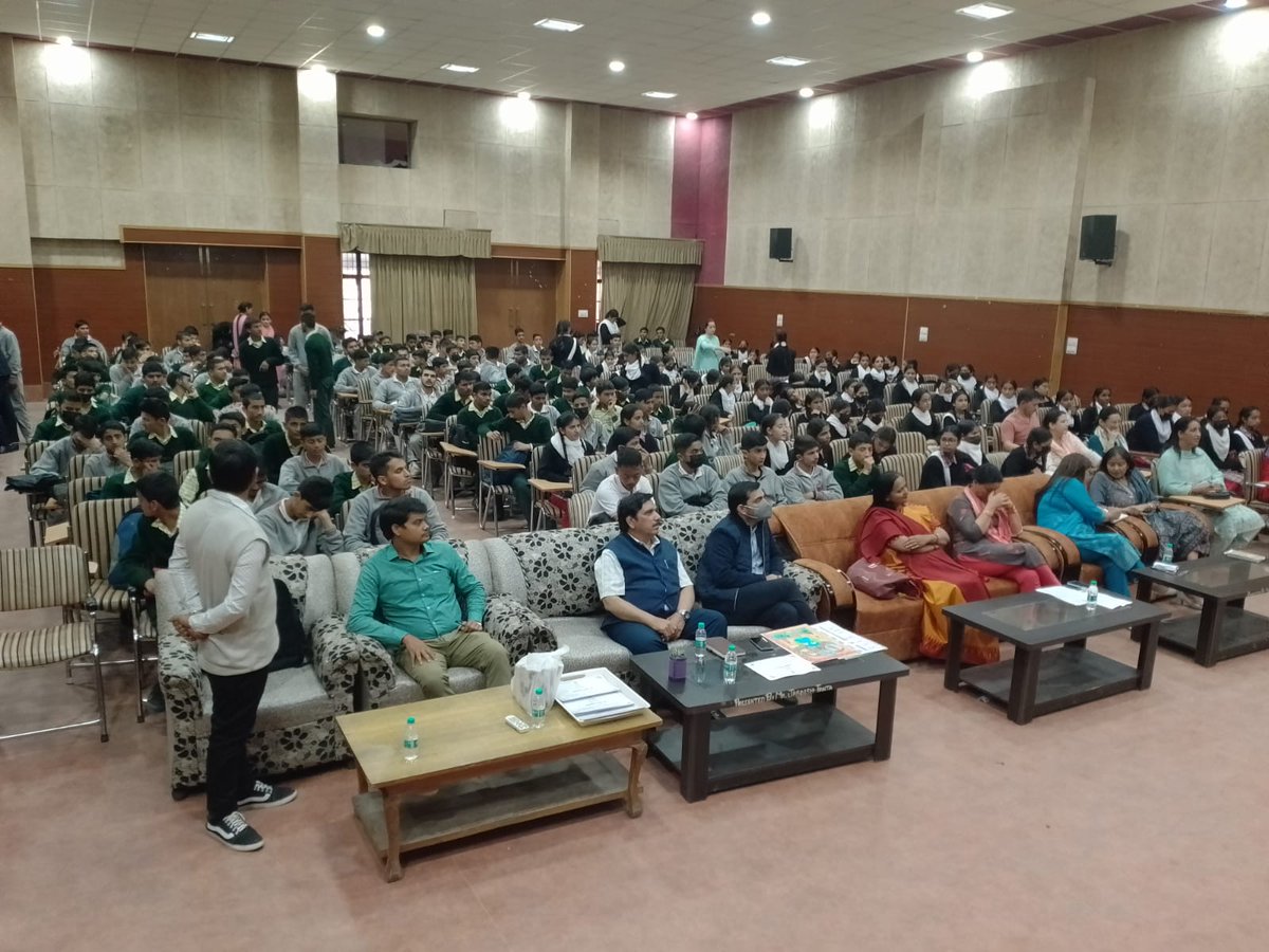 As an outreach on #WorldTelecommunicationDay educational session and competitions such as slogan writing,poster making & elocution were conducted for the school students for awareness on Right use of telecom technologies in education.
#sanchaarsesashaktikaran 
@ControllerDot