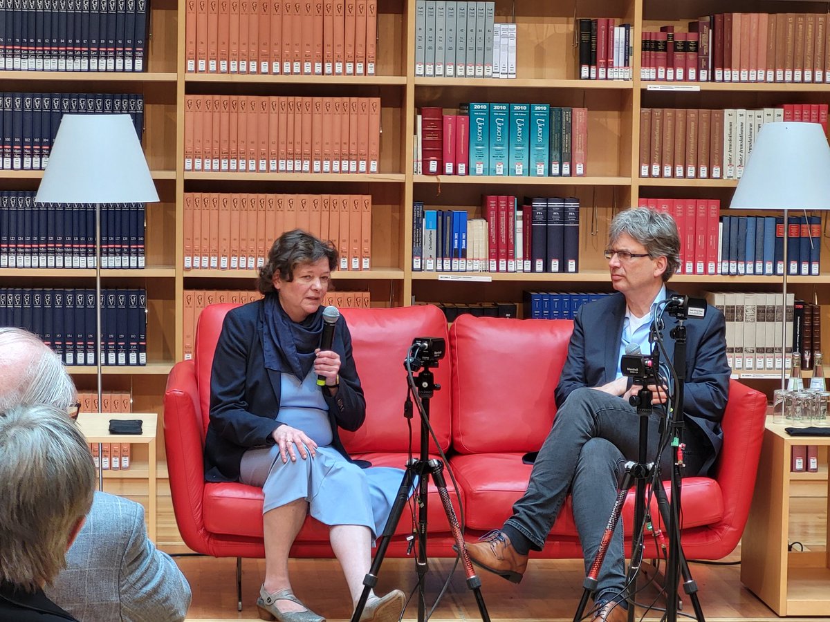 DirektorHAAB's tweet photo. Im Rahmen der Jubiläumsfeierlichkeiten der #GAAB begann unser Projekt #FutureMemory – dabei sammeln wir Erinnerungen von Zeitzeugen an den Bibliotheksbrand 2004 und ihre Wünsche und Erwartungen an eine zukunftsfähige Bibliothek. #HAABWeimar https://t.co/CsWDgKtp4A