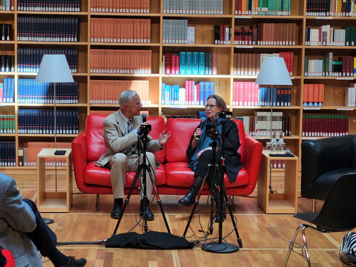DirektorHAAB's tweet photo. Im Rahmen der Jubiläumsfeierlichkeiten der #GAAB begann unser Projekt #FutureMemory – dabei sammeln wir Erinnerungen von Zeitzeugen an den Bibliotheksbrand 2004 und ihre Wünsche und Erwartungen an eine zukunftsfähige Bibliothek. #HAABWeimar https://t.co/CsWDgKtp4A