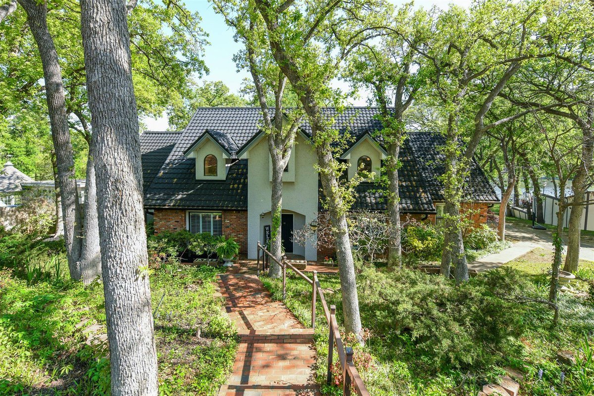 Jake_Enriquez04's tweet photo. 3208 Woodford Drive, Arlington, TX 76013 

Lakefront in Arlington Texas!! https://t.co/lAjeSyxoYt https://t.co/XSRkJO8ryQ