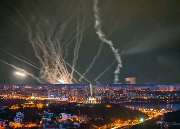 ilario82's tweet image. Due notti fa nel cielo di Kyiv la più grande battaglia “missili contro missili” di sempre. Ipersonici russi Khinzal (velocità 12mila km/h) contro i Patriot americani della contraerea, la prima volta che i due sistemi si scontrano. Secondo Kyiv tutti i Khinzal sono stati…