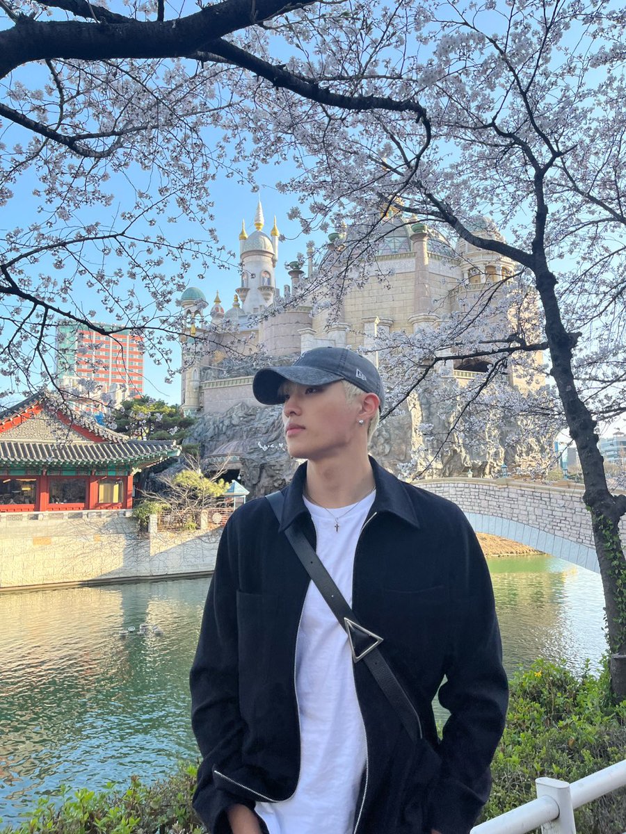 P1H_members's tweet image. 날씨 딱 이렇게만 유지하길~ 🌱🌤️

#P1Harmony #KEEHO