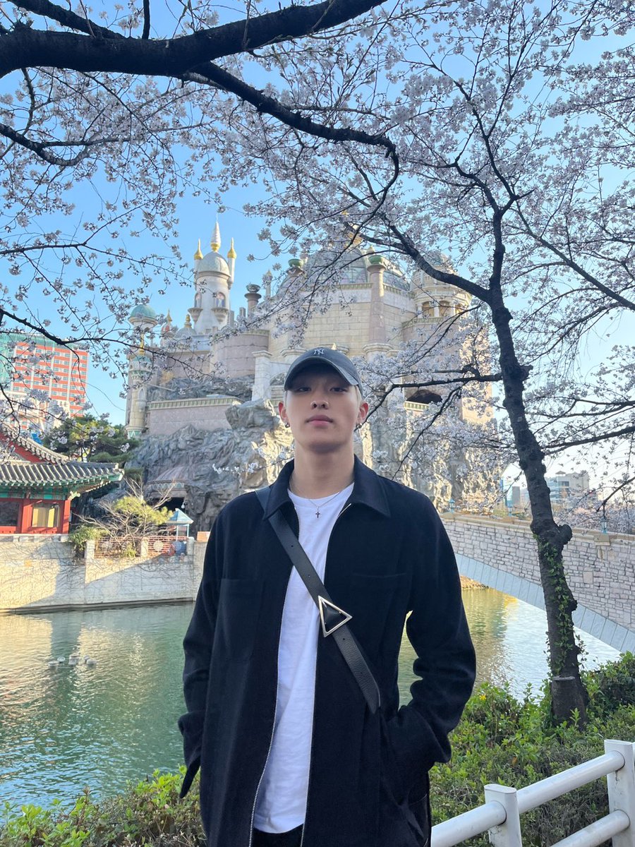 P1H_members's tweet image. 날씨 딱 이렇게만 유지하길~ 🌱🌤️

#P1Harmony #KEEHO