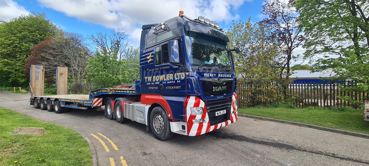 Spotted this @MANtruckandbus / @mantruckbusuk operated by @TW_Bowler_ltd in Glenrothes, cracking piece of kit and the driver was a proper gent as well 

@channel5_tv 

#truck #trucking #truckspotting #trucks #HeavyHaulage #TruckingHeavy #Channel5