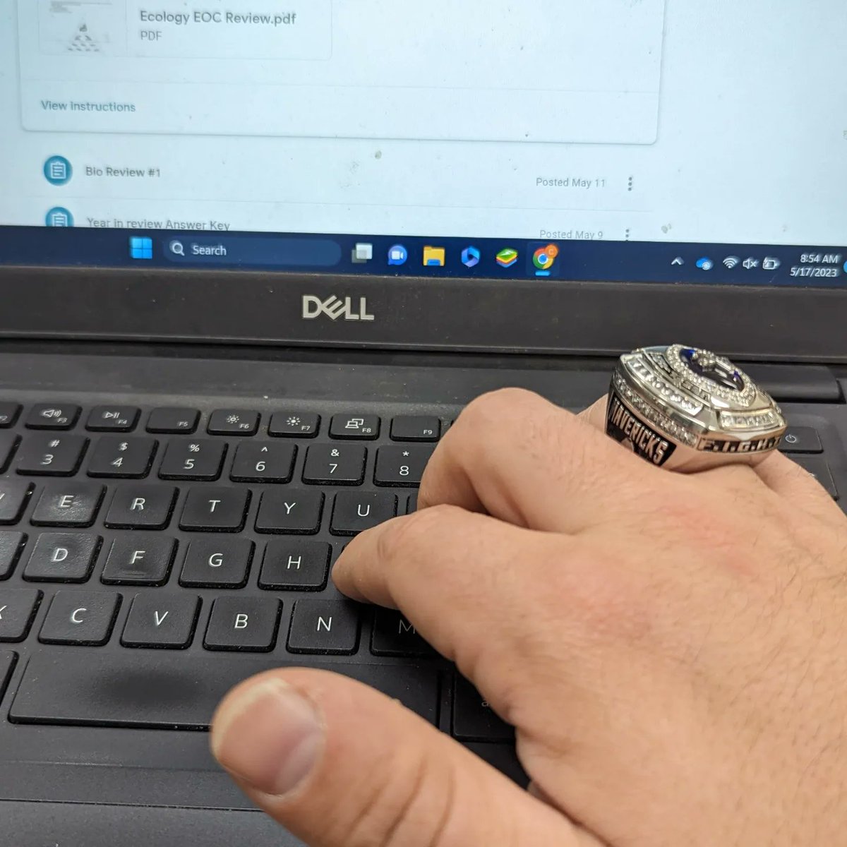 owensC10's tweet photo. It's hard to type on the computer today. Feels like my hand is weighed down. #4aStateChamps #Hookem #Mavericks https://t.co/LlA9X1DvmI