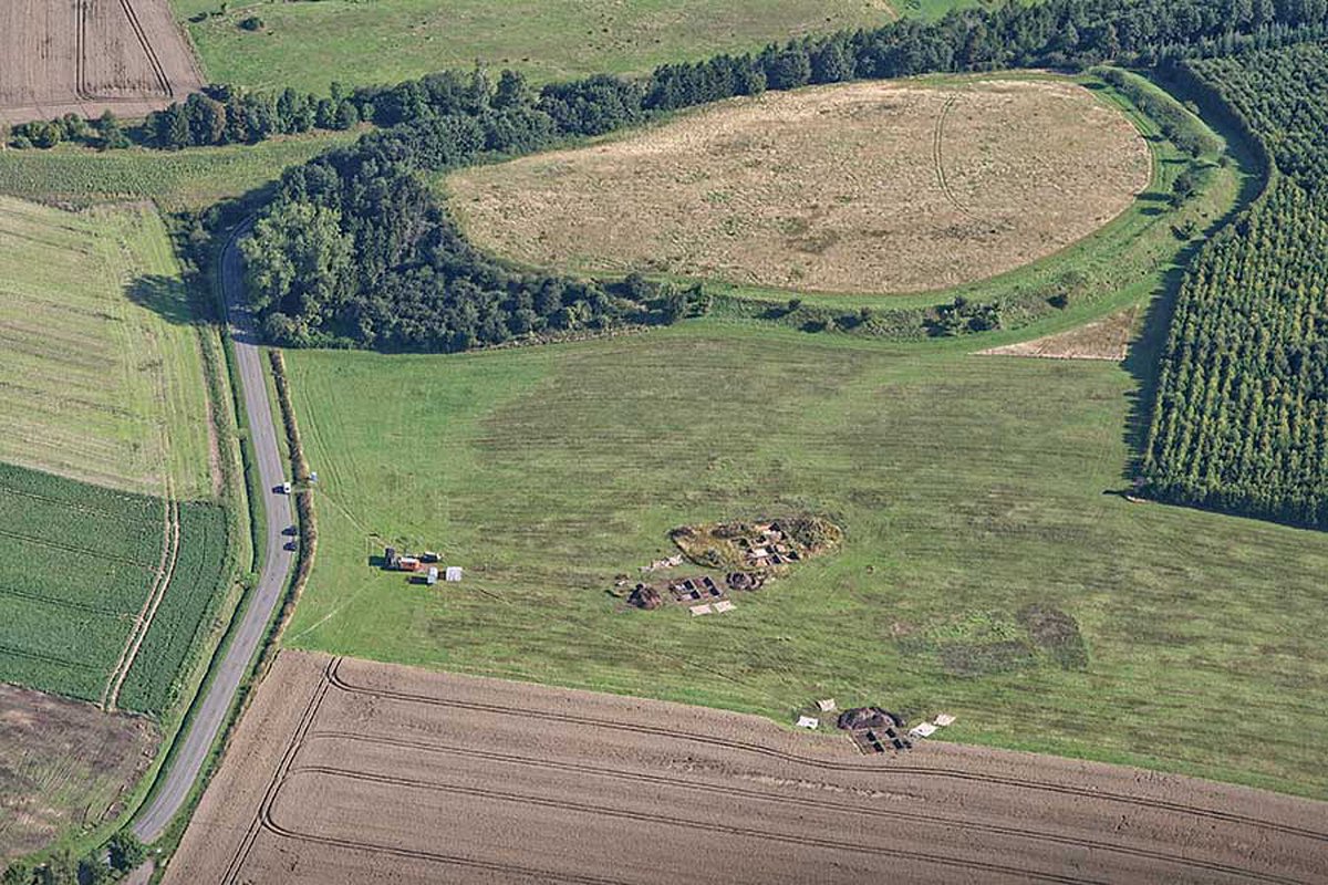 Let's spice #HillfortsWednesday up and make it more European! I present you the 'Hünenburg' near Watenstedt in Lower Saxony, Northern Germany. This beautiful Hillfort was used from the Bronze Age (starting 1100 BC), through the Iron Age until the Early Medieval Ages. 1/2