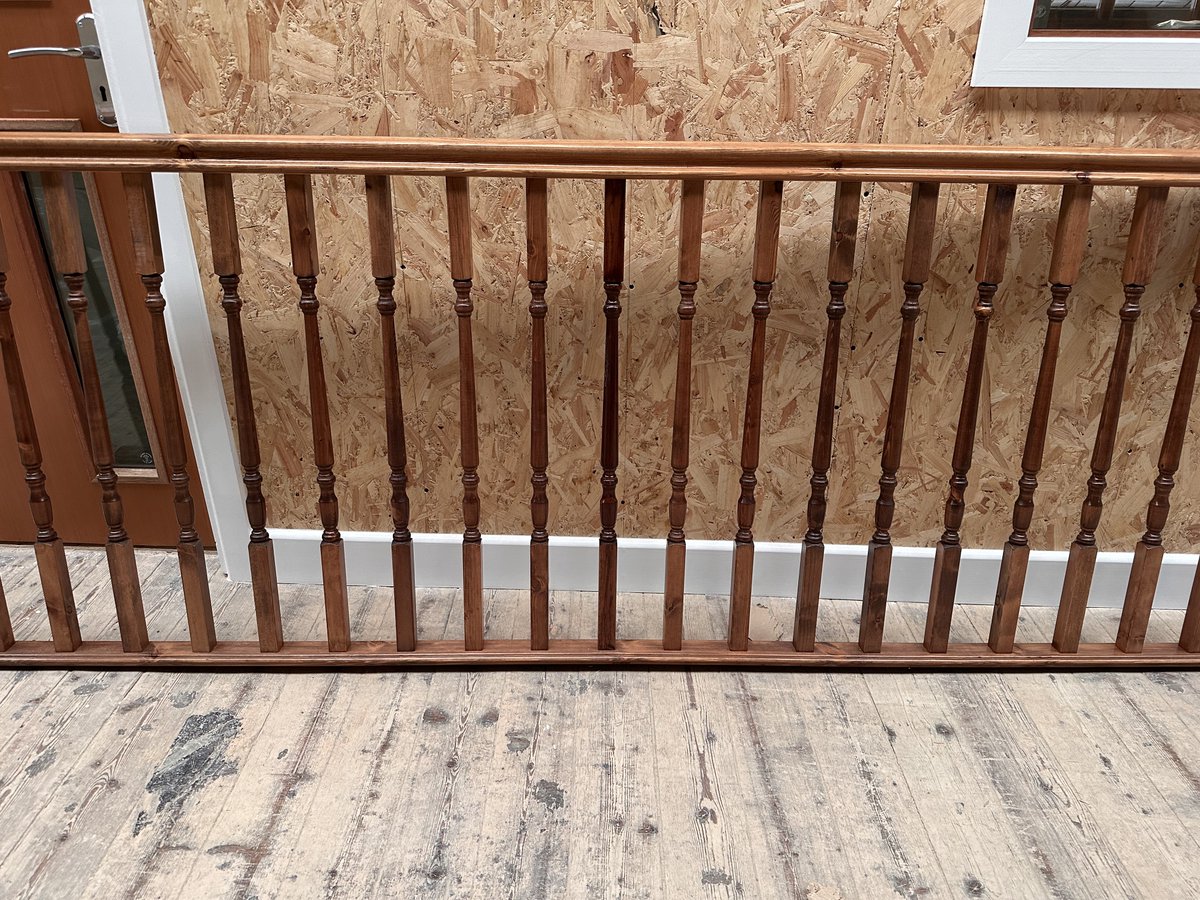 2.6m Landing Balustrade.  Manufactured from softwood.  Prefinished with stained and sealed with a clear polish.

Collection only: £50.00