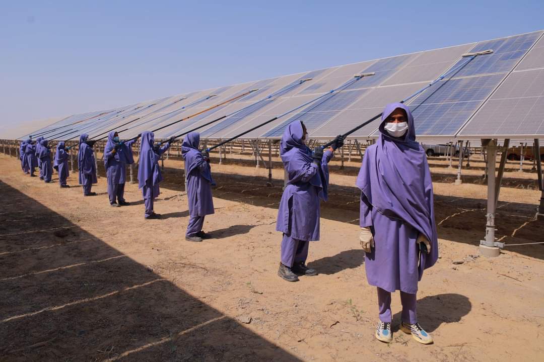 2/2 A total of 21 women from the surrounding areas of Mithi and Islamkot have been hired for solar panel cleaning. The Thar Block-1 Integrated Coal Mine Power Project, a key part of the China Pakistan Economic Corridor (CPEC), is in full swing.

 #CPEC #woman-empower #SSRL #TCB1