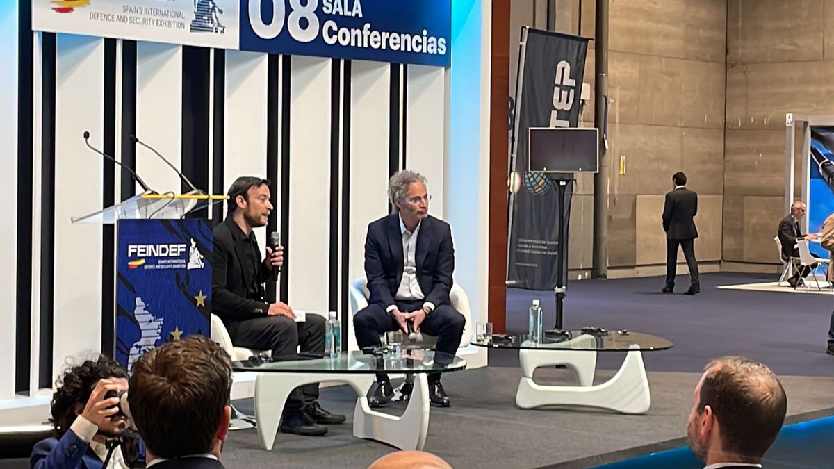▶️ Durante la conferencia de Palantir sobre la nueva era de la tecnología, <a href="/kikeandres/">Kike Andrés Pretel</a> charla con Alex Karp, CEO de @palantirtech sobre los aspectos más destacados para entender cómo funciona la #IA en el campo de batalla y sus peligros.