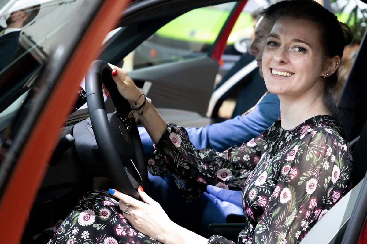 SMWA_SN's tweet photo. A warm welcome to Saxony! Sachsens Wirtschaftsminister @MartinDulig begrüßt heute die britische Ministerin für Gleichwertige Lebensverhältnisse @DehennaDavison @luhc in der @vwmanufaktur_de in #Dresden. @UKinGermany 
🇬🇧🤝🇩🇪 https://t.co/bbxC6TkUI9