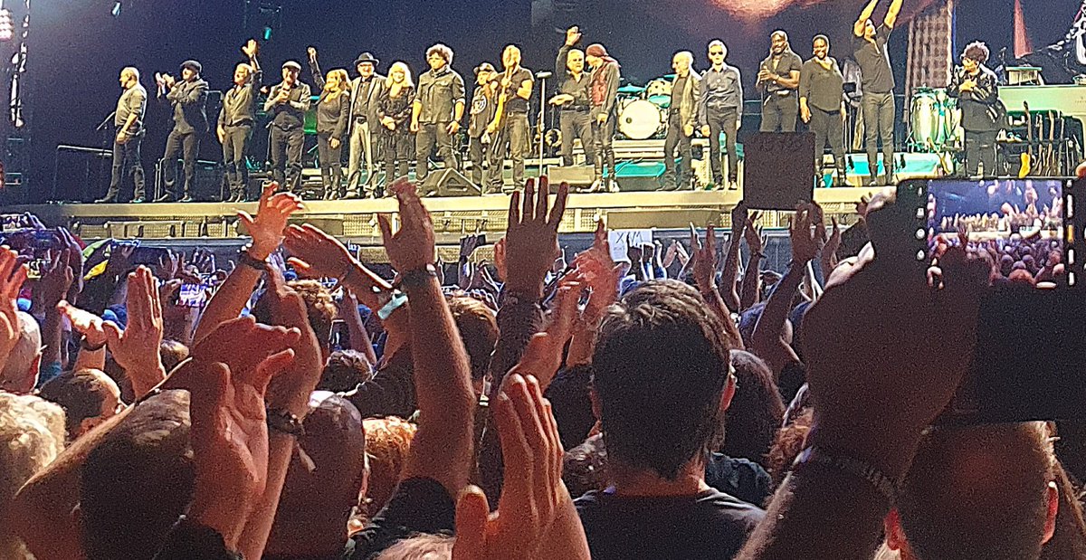 melobay's tweet image. "E-Street Band love you Pariiiiis" 👋
#springsteenparis #springsteenfinal